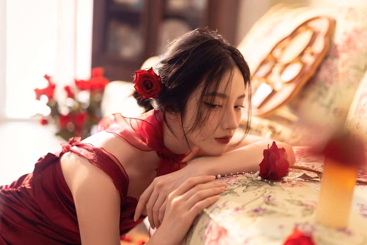 Hồng Ân biết tới sự kiện diễu hành cổ phục thông qua mạng xã hội. Một người chị là nhiếp ảnh gia đã khuyến khích cô đăng ký tham gia và được ban tổ chức lựa chọn.