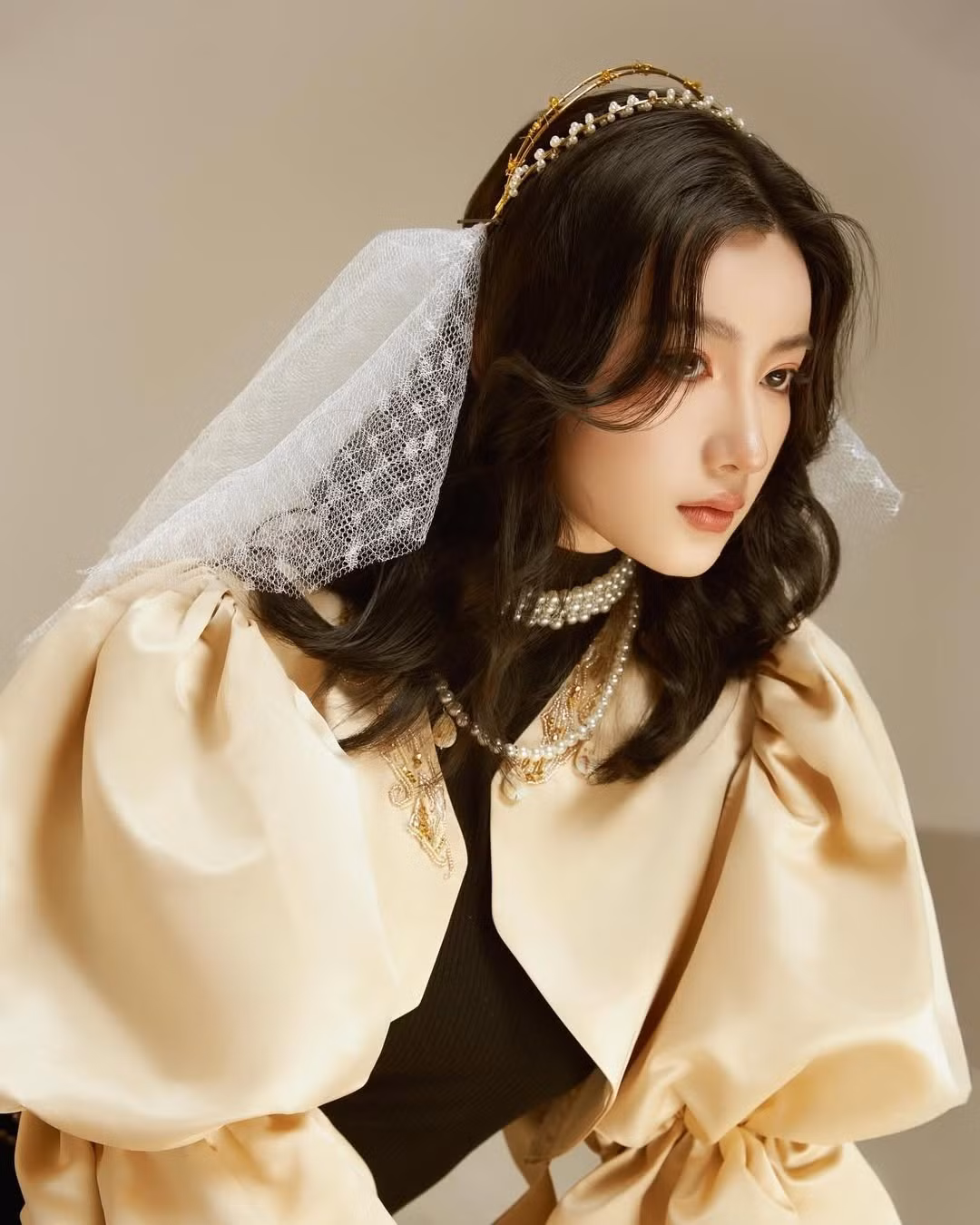 Là một phần của đoàn diễu hành, Hồng Ân được phía tổ chức cung cấp trang phục và tham gia một buổi thử đồ. Riêng phần trang điểm, cô tự chuẩn bị vì có người quen là chuyên gia makeup.