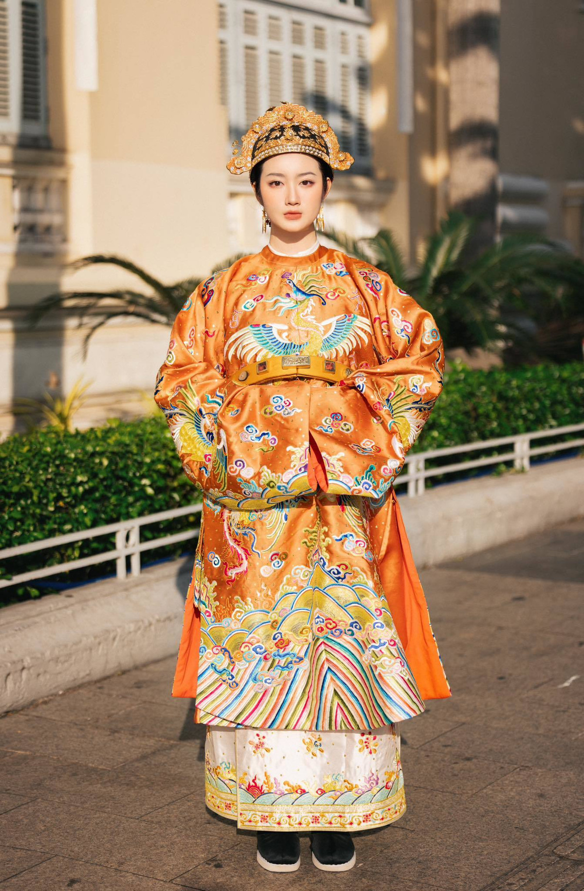 "Khi mọi người khen, mình vui nhưng cũng ngại lắm vì vẫn còn những thiếu sót. Được ban tổ chức giao cho bộ trang phục Nam Phương Hoàng hậu, mang nhiều ý nghĩa lịch sử, mình rất tự hào", Hồng Ân chia sẻ.