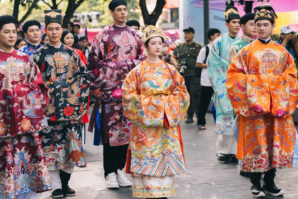 Tham gia sự kiện diễu hành cổ phục Bách Hoa Bộ Hành tại phố đi bộ Nguyễn Huệ (TP.HCM) sáng 8/3, Hồng Ân (25 tuổi) thu hút sự chú ý nhờ gương mặt khả ái và thần thái nổi bật giữa nghìn người.