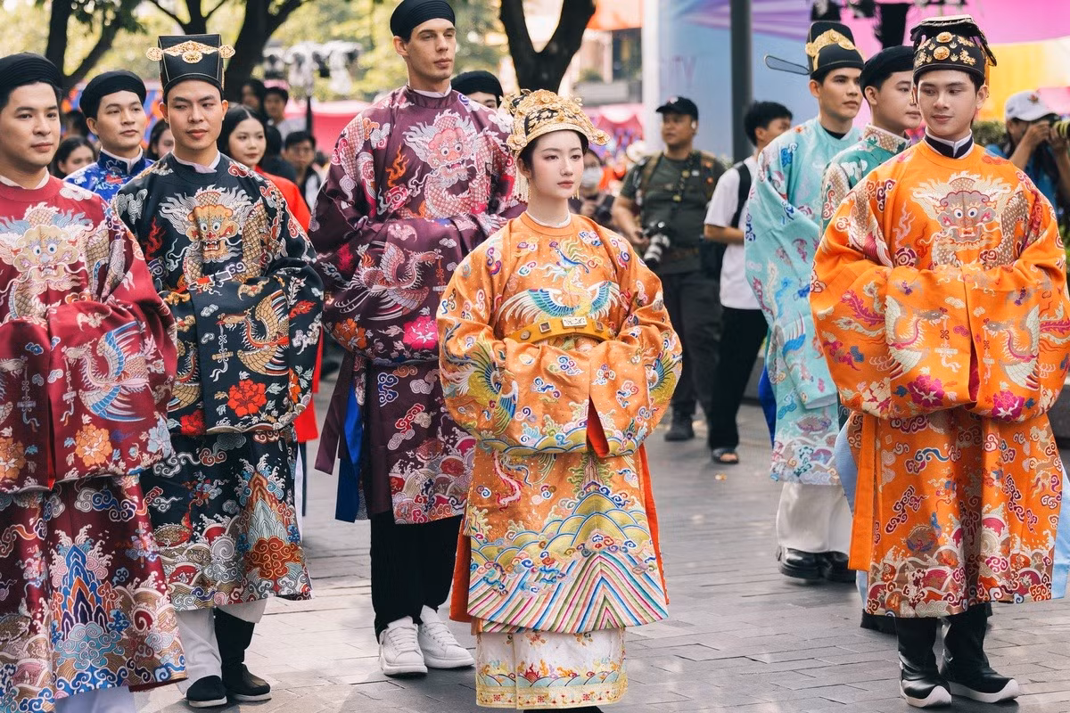 Tham gia sự kiện diễu hành cổ phục Bách Hoa Bộ Hành tại phố đi bộ Nguyễn Huệ (TP.HCM) sáng 8/3, Hồng Ân (25 tuổi) thu hút sự chú ý nhờ gương mặt khả ái và thần thái nổi bật giữa nghìn người.