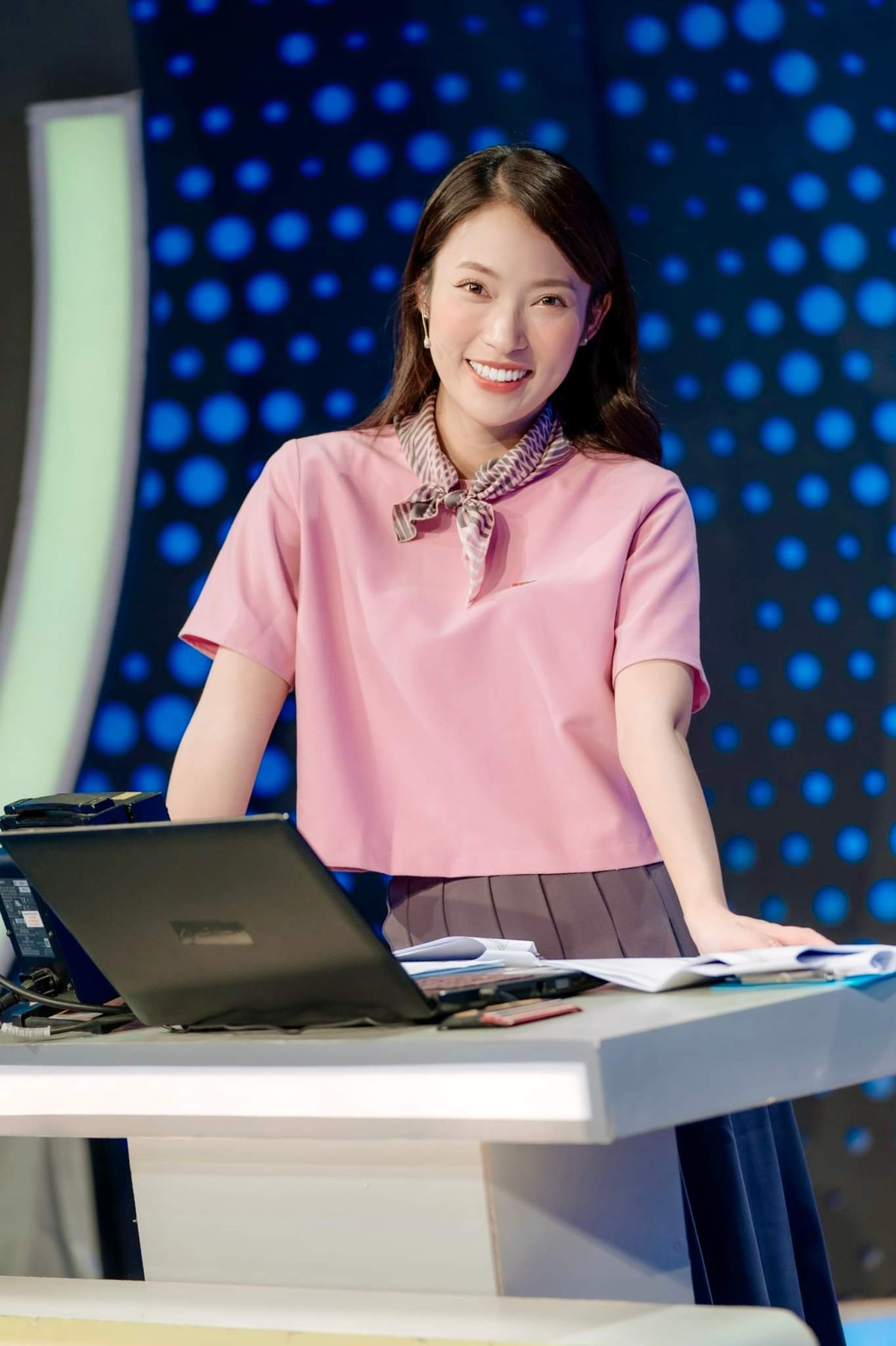 Tuy nhiên, Khánh Vy phủ nhận điều này và chàng trai ngoại quốc đó chỉ là một người bạn và 2 người gặp nhau khi nữ MC có chuyến công tác châu Âu.