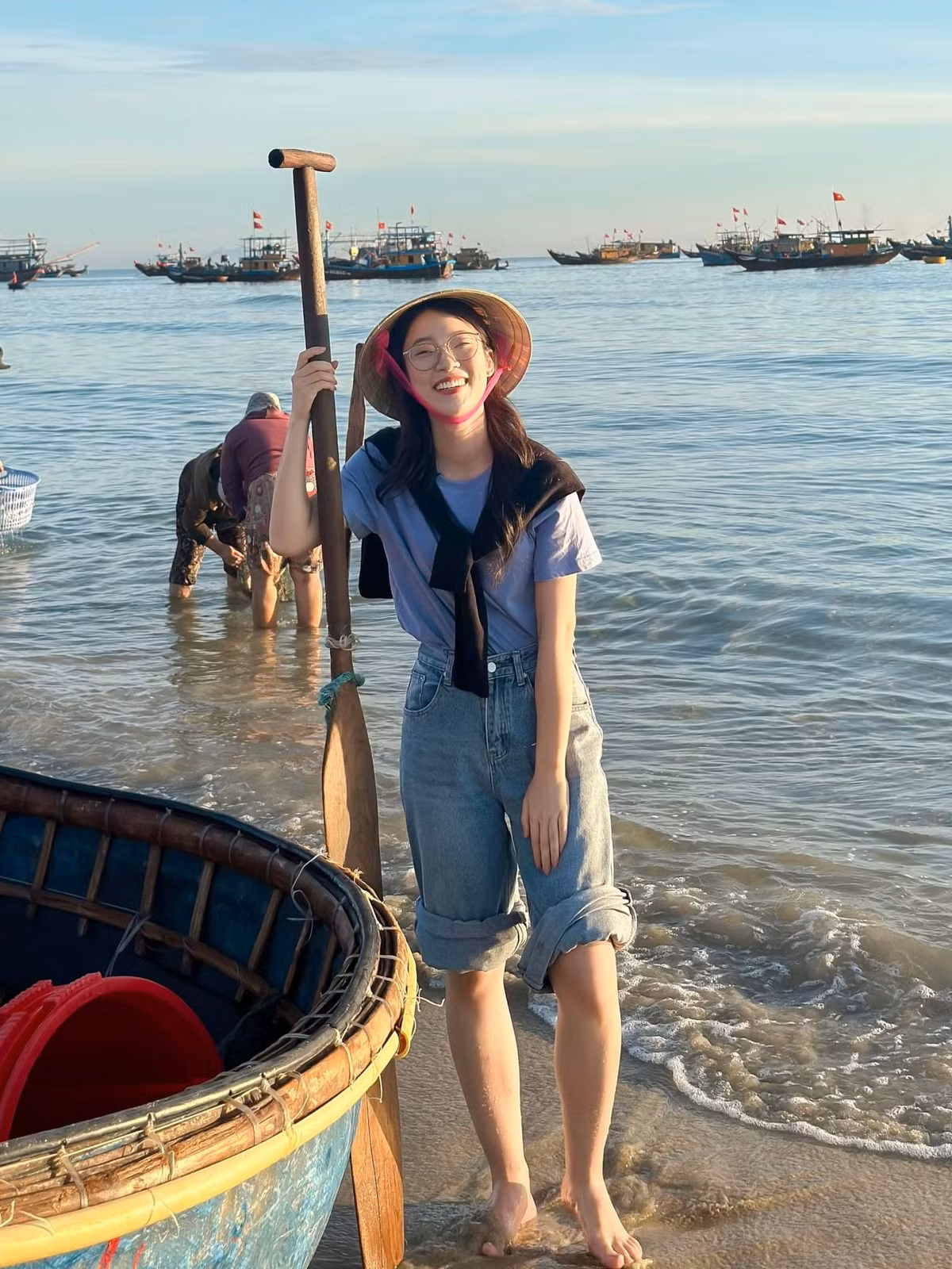 Cách đây chưa lâu, Khánh Vy xuất hiện cùng chàng trai ngoại quốc trong Vlog của mình. Nhiều người đặt ngay nghi vấn tình cảm của cô nàng với chàng trai này.