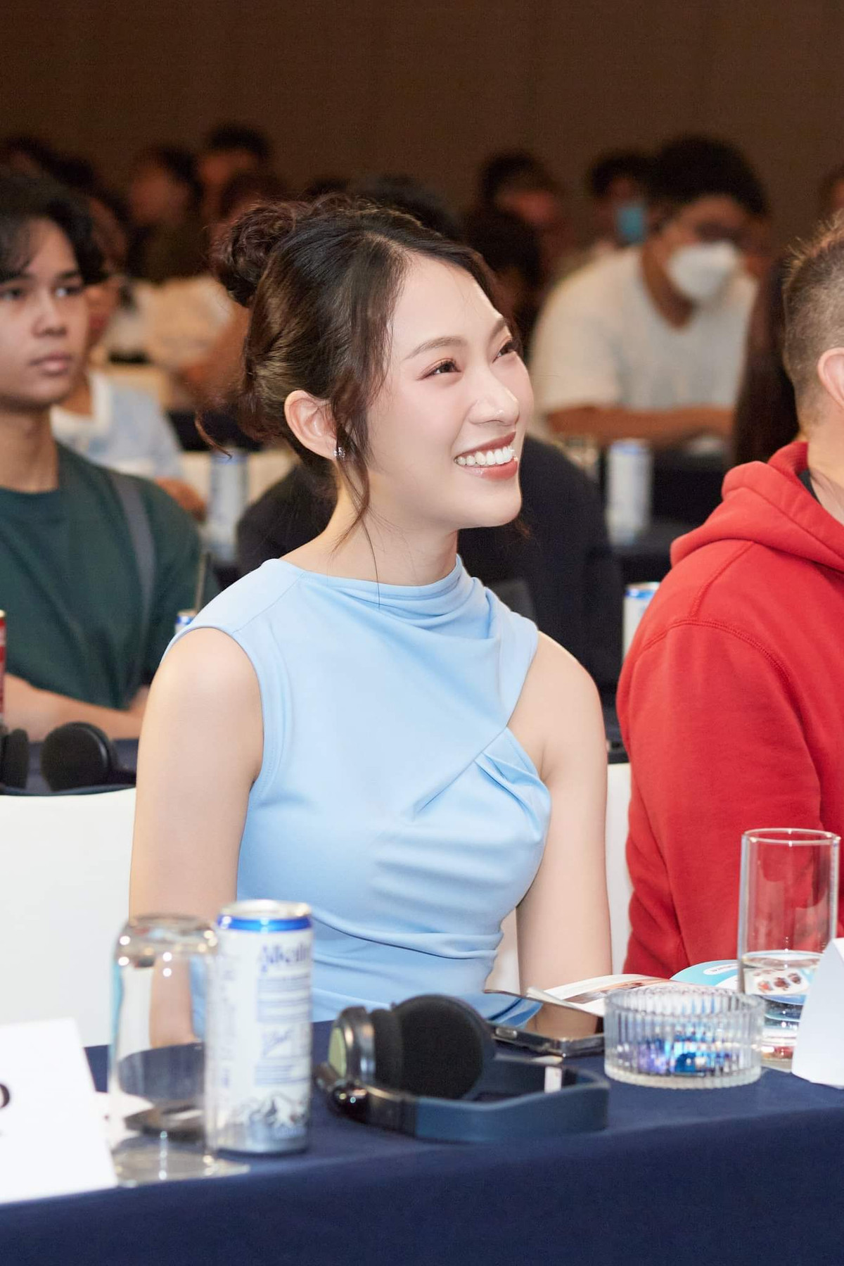 Mới đây, thông qua bài phỏng vấn trên 2Sao, Khánh Vy bất ngờ tiết lộ gu bạn trai ao ước của mình. Đây cũng là lần đầu tiên, nữ MC Đường lên đỉnh Olympia nhắc đến vấn đề này.