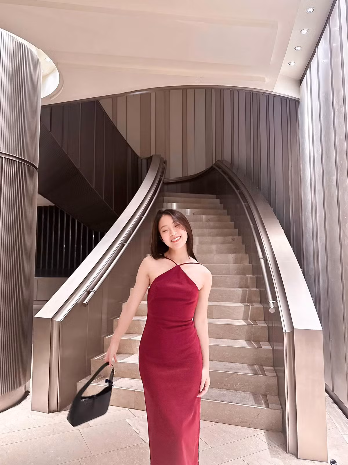 Tôi chưa bao giờ có cảm xúc với người đẹp trai. Gu của tôi toàn những người ngoại hình vừa vừa, thậm chí không đẹp lắm. Tôi thích những người giỏi chuyên môn, có chỗ đứng trong công việc. Người ấy phải rất yêu thương Vy, tử tế qua cách đối xử với gia đình họ và những người xung quanh. Người ấy cũng phải khiến tôi yên tâm, có cảm giác bao bọc, chở che". Khánh Vy cho biết thêm.