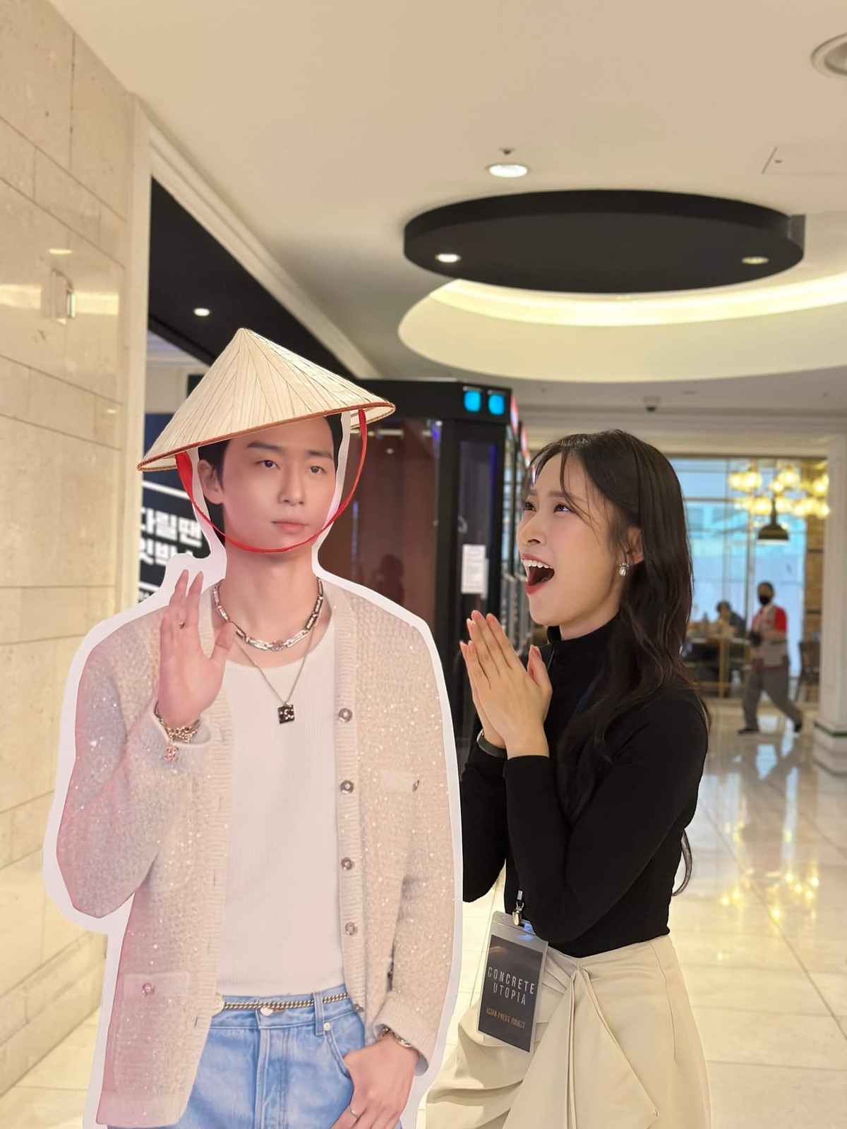 Nhắc đến Khánh Vy hầu hết ai cũng nghĩ ngay đến hình ảnh một nữ MC không chỉ xinh đẹp, giỏi giang mà còn có học vấn khủng. Tuy nhiên, cô nàng lại khá kín tiếng trong chuyện tình ái.