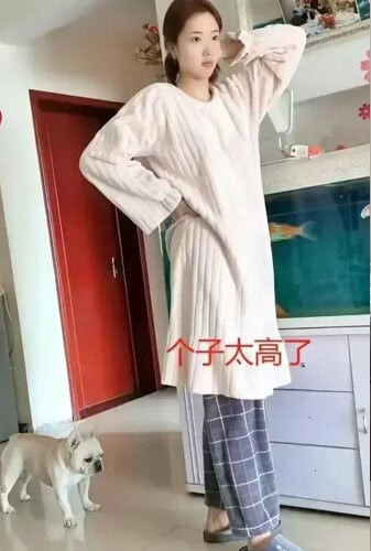 Vóc dáng khổng lồ của Mộng Dao khiến những người xung quanh trông không khác nào một người lùn.