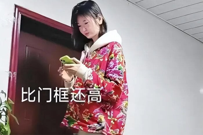 Để chứng minh con số mình nêu ra là thật, Lý Mạnh Đình kéo cậu em trai cao 1m75 ra đứng cạnh chị gái.