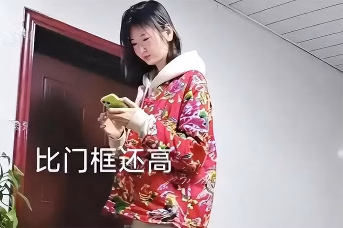 Để chứng minh con số mình nêu ra là thật, Lý Mạnh Đình kéo cậu em trai cao 1m75 ra đứng cạnh chị gái.