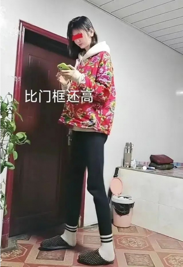 Bác sỹ khuyên Mộng Dao không nên vận động mạnh nên những giờ thể dục, nữ sinh chỉ có thể đứng nhìn các bạn tập luyện với ánh mắt thèm thuồng.