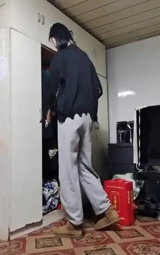 Bắt đầu từ đây, kênh của Lý Mạnh Đình có lượng người xem vượt trội. Những clip cô đăng tải với cảnh Mộng Dao đứng cạnh các món đồ nội thất khiến chúng trở nên bé nhỏ như đồ chơi mô hình đã thu hút sự chú ý lớn.