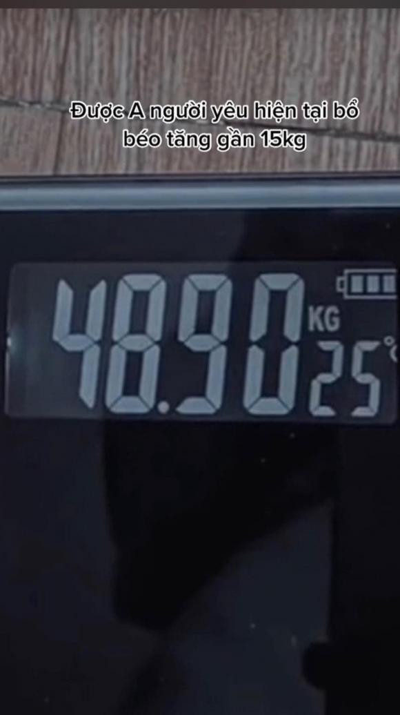 Số cân nặng hiện tại của cô gái.