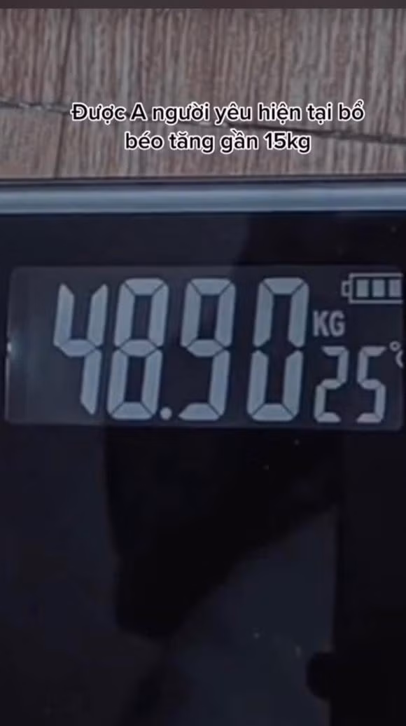 Số cân nặng hiện tại của cô gái.
