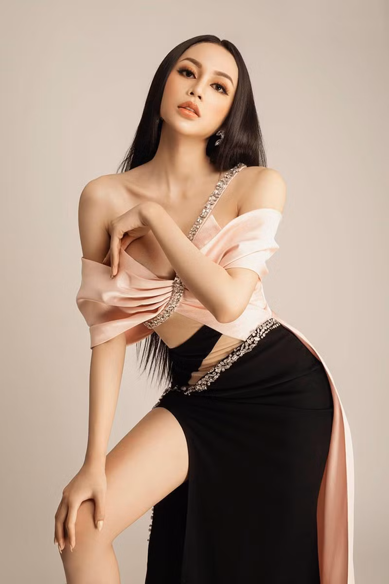 Nhiều trang phục của Lương Mỹ Kỳ được nhận xét nhìn tổng thể trở nên "gợi cảm" đến nóng mắt.