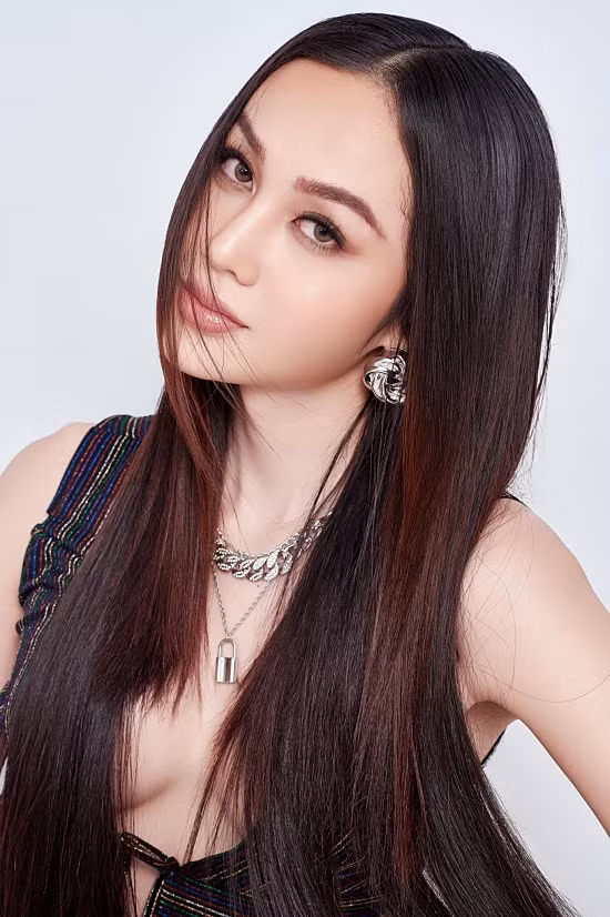 Sau đó, hàng loạt drama ập đến khiến Lương Mỳ Kỳ dần bị fan "quay xe" vì các hành động thiếu tiết chế của mình trên sàn diễn và cách bày tỏ quan điểm đầy thách thức trên livestream.