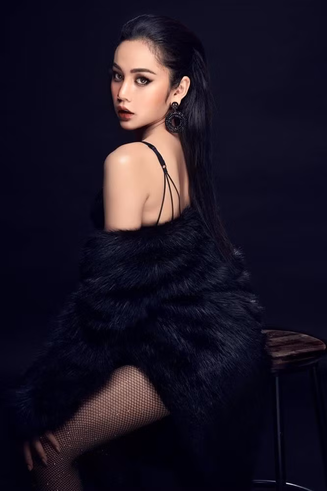 Sau khi những bức ảnh của Lương Mỹ Kỳ lên sóng, khi ấy netzien đã từng dậy sóng vì người đẹp đã phải vỡ hình tượng của một Á hậu Việt.