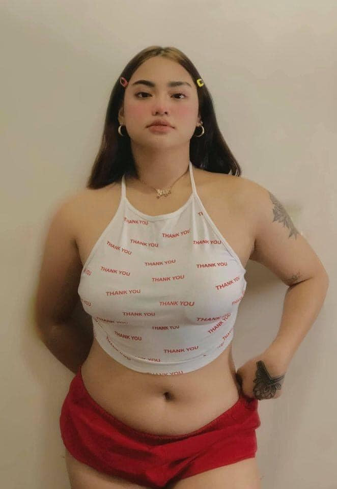 Trước trào lưu mặt xinh dáng chuẩn như hiện nay, các cô gái đang ngày đêm luyện tập, giảm cân, ăn kiêng... để có thể đạt được 1 thân hình gợi cảm. Nhưng mới đây, dân mạng lại đang chuyền tay nhau loạt ảnh của 1 cô nàng có vóc dáng khá mũm mĩm, vòng eo "bánh mì" nhưng vẫn nhận vô vàn lời khen ngợi về nhan sắc.