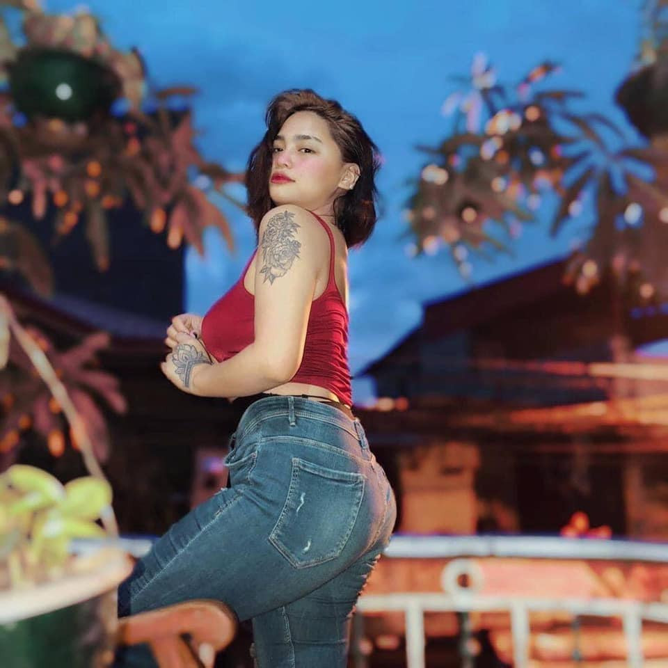 Bụng mỡ, mặt tròn nhưng cô nàng này vẫn gây sốt cộng đồng mạng.