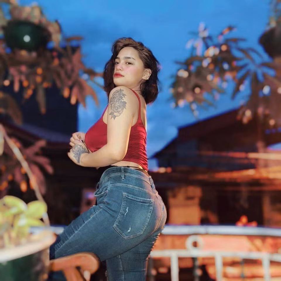 Bụng mỡ, mặt tròn nhưng cô nàng này vẫn gây sốt cộng đồng mạng.