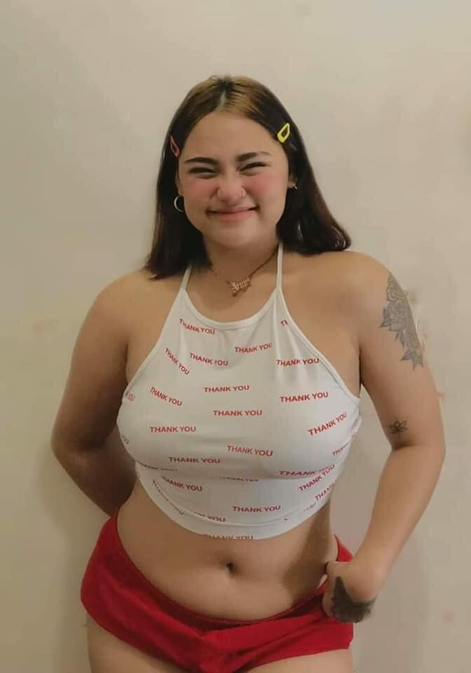 Được biết, cô gái có vòng eo bánh mì vẫn ùn ùn người theo này có tên Joanne Duldulao, đến từ Makati, vùng đô thị Manila, Philippines.