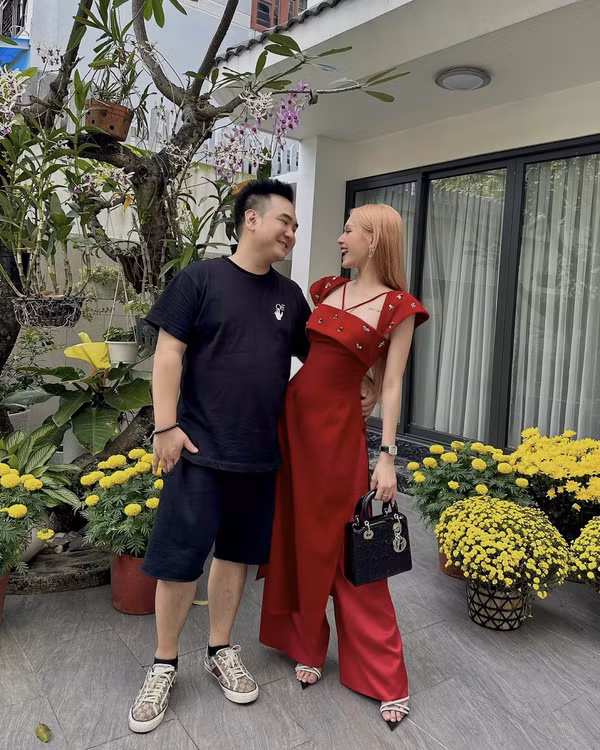 Chỉ cần qua những hành động ngọt ngào, quan tâm mà Xemesis dành cho bà xã hot girl, hội chị em đã biết đây chính là hình mẫu lý tưởng mà ai cũng ao ước.