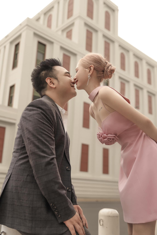 Mới đây, hot girl Xoài Non đã đăng tải một bài đăng chia sẻ về hành động cưng chiều mà “streamer giàu nhất Việt Nam” dành tặng cô và bạn bè.