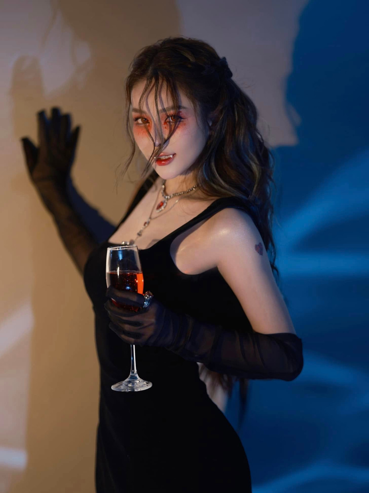 Trước đó, Trâm Anh và bạn trai cũ tính đến chuyện lâu dài hơn nhưng duyên trời cắt đứt nên không thể níu kéo: "Người yêu đó cũng rất tốt với tôi nhưng không may mắn để đi được với nhau. Hiện tại, tôi đang độc thân", người đẹp nói.