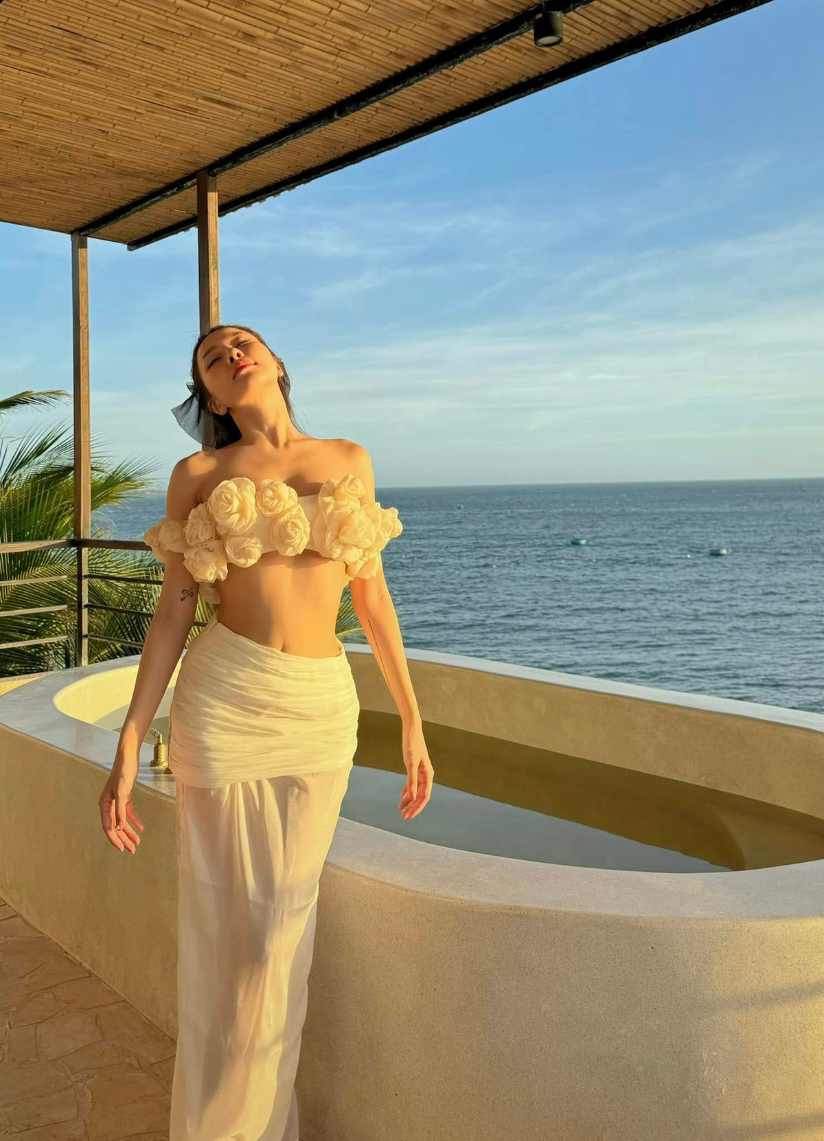 Năm 2023, Trâm Anh đăng tải hình ảnh bạn trai trên trang cá nhân. Tuy nhiên, cô nàng vẫn giấu mặt "nửa kia".