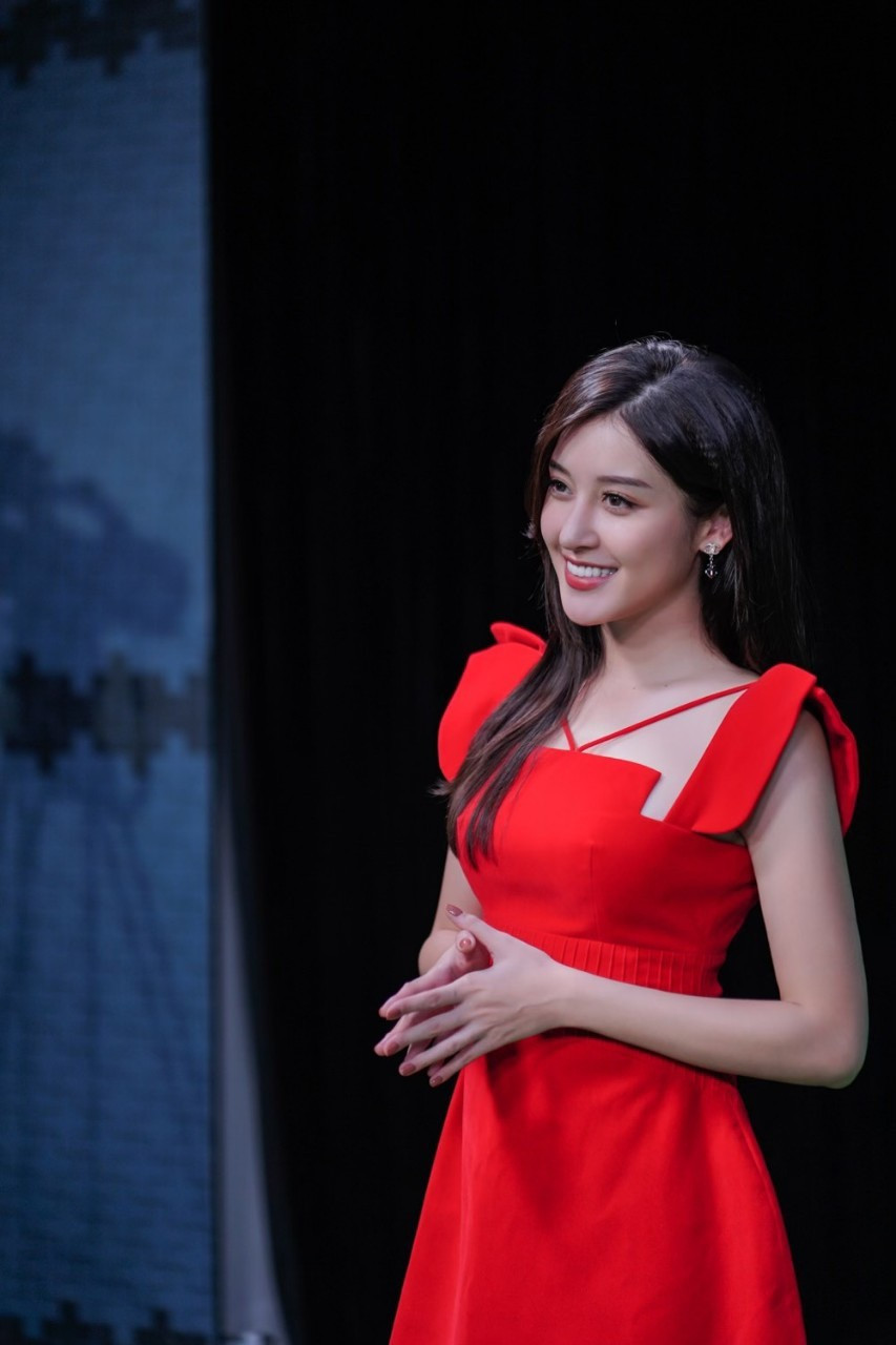 Những ngày đầu làm MC, Huyền My gặp không ít rắc rối về trang phục: "Nhà Đài yêu cầu trang phục của BTV Thể thao không quá hở hang, quyến rũ quá đà nhưng phải năng động, trẻ trung, phù hợp với nhiều đối tượng khán giả. Lúc đầu tôi rất bối rối với việc lựa chọn váy áo lên sóng. Không ít lần, dù đã đến cơ quan, tôi vẫn phải nhờ người nhà gửi đồ gấp gáp để kịp thời gian lên hình".