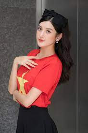 Cụ thể, Huyền My cho biết thêm: "Tôi quen với công việc nên nói hơi nhanh. Mọi người trêu: "Huyền My thành rapper luôn rồi". Được góp ý, tôi học cách nói chậm và rõ ràng hơn, giúp khán giả dễ nắm bắt thông tin".