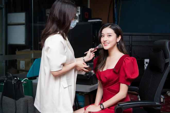 Sau này quen hơn với vấn đề trang phục, Huyền My lại gặp một rắc rối khác.