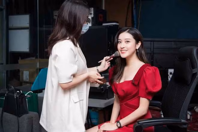 Sau này quen hơn với vấn đề trang phục, Huyền My lại gặp một rắc rối khác.