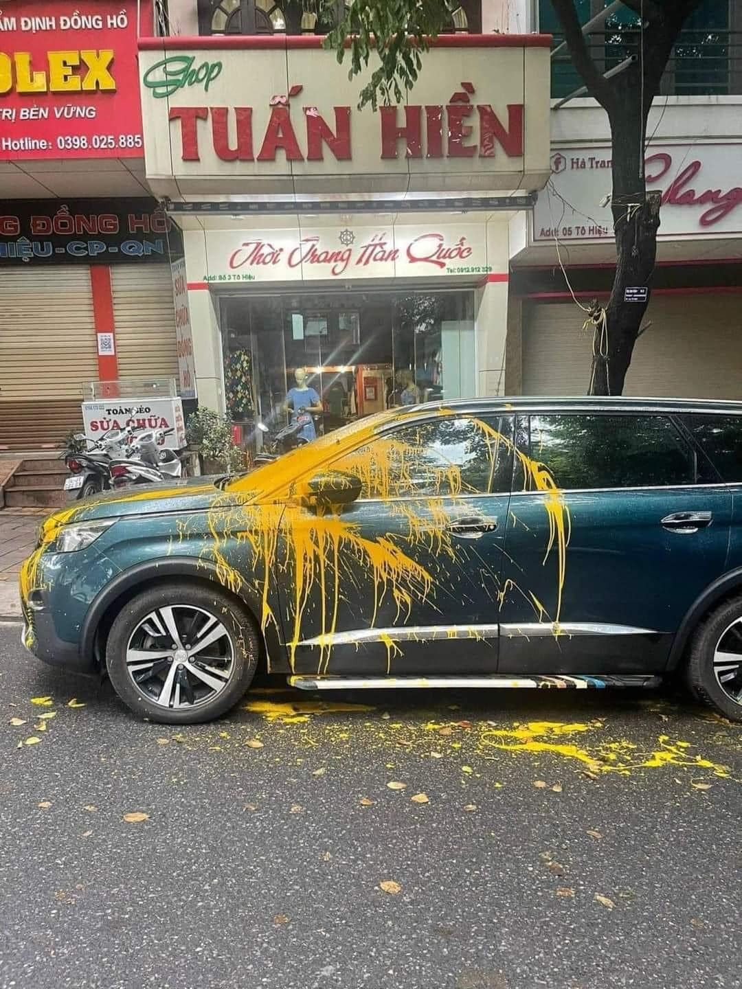 Hình ảnh ghi lại, trên mui xe, kính xe, và gương loang lổ rất nhiều vết sơn. Nhìn ảnh, ai cũng xót xa thay cho chủ xế hộp.