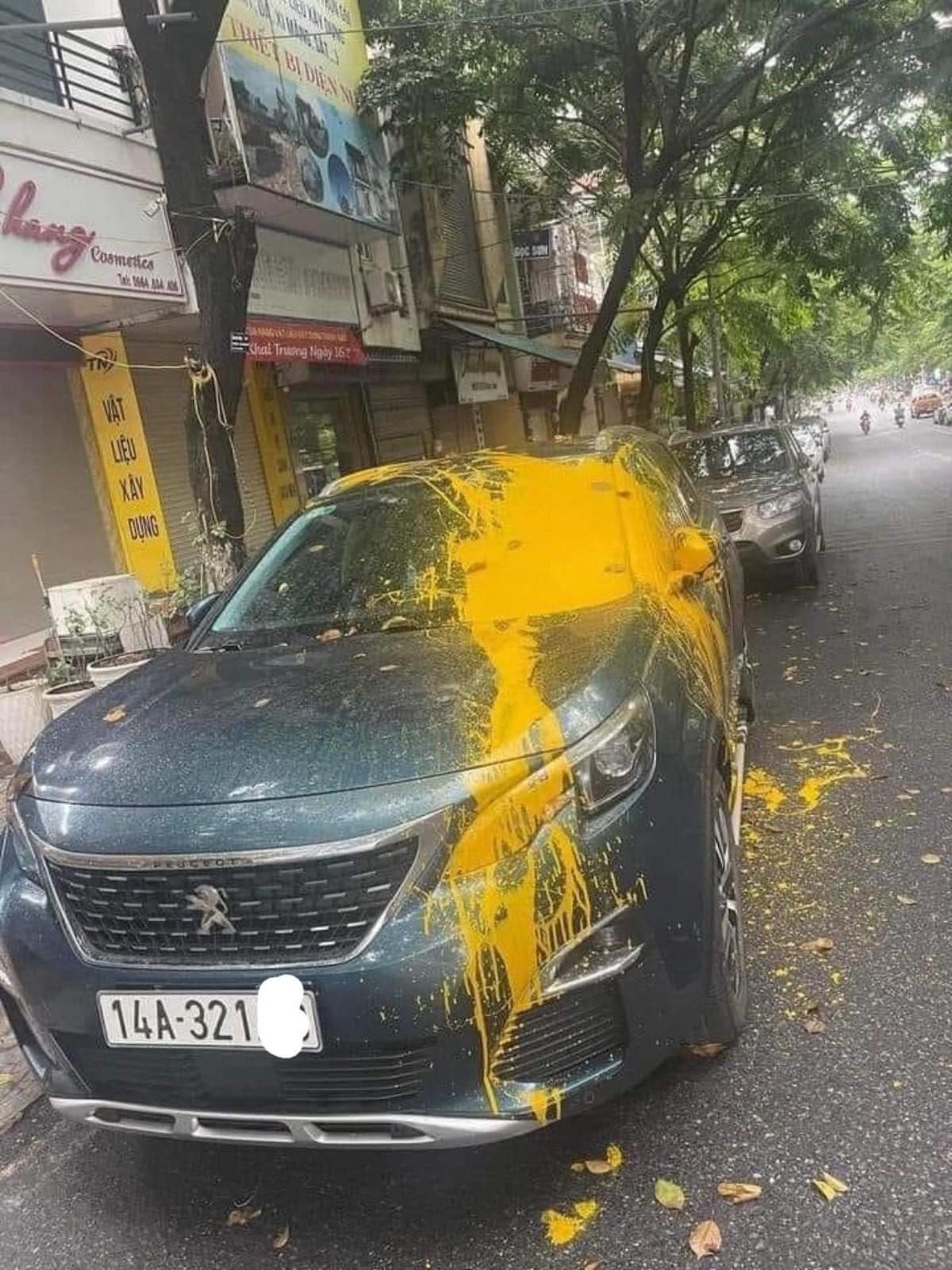 Đi kèm những bức ảnh chiếc xe ô tô bị tạt sơn màu vàng, chủ nhân bài đăng tiết lộ: "Chủ shop Tuấn nhưng không Hiền".