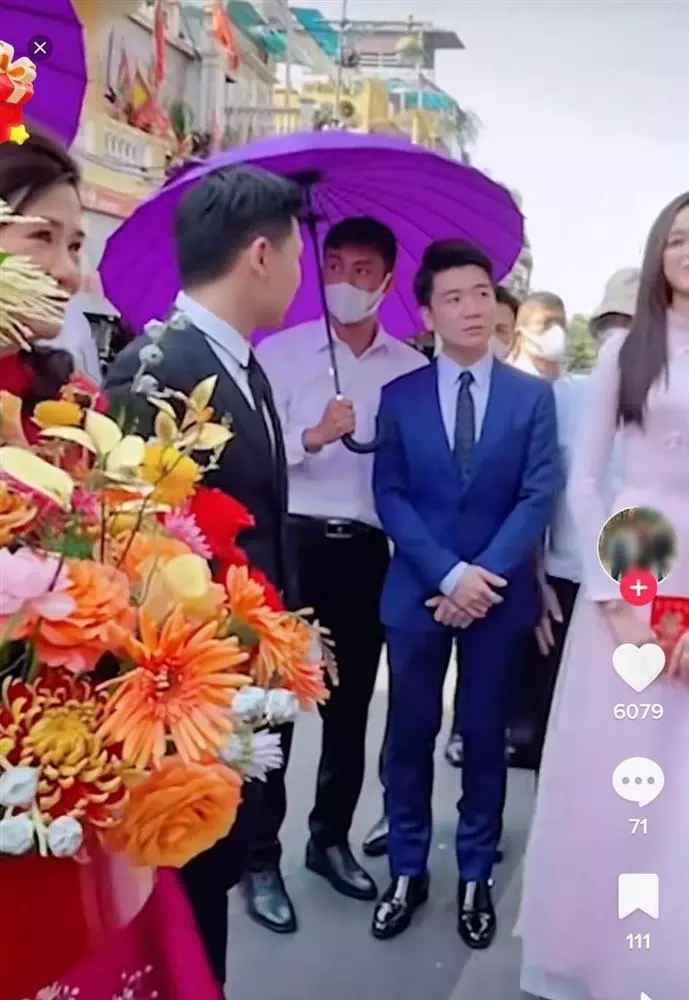 Ngoài ra, trên story Facebook Đỗ Quang Vinh cũng đăng tải khoảnh khắc ngồi cạnh Vinh Quang cùng dàn nhà trai trước lúc lên đường di chuyển đến nhà gái làm lễ ăn hỏi.