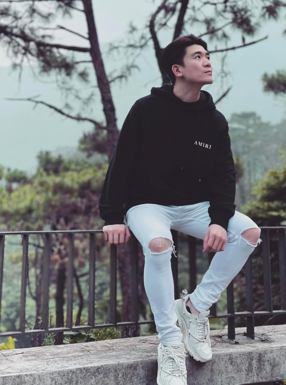 Trên trang cá nhân, không ít lần ông bố đơn thân khoe ảnh check-in với thời trang cực đỉnh.