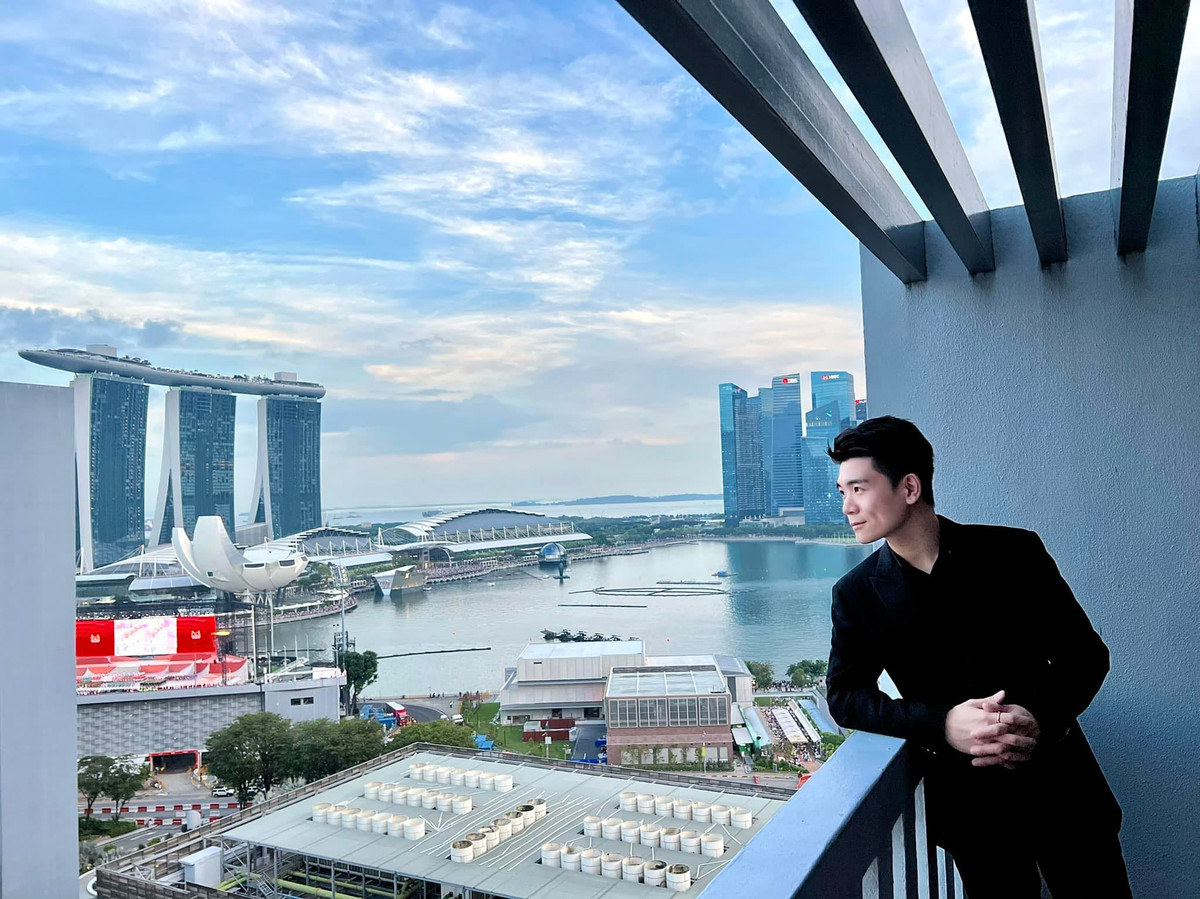 Quang Vinh tốt nghiệp ngành Tài chính - Ngân hàng trường Đại học Middlesex – UK và là thạc sĩ University of East Anglia.