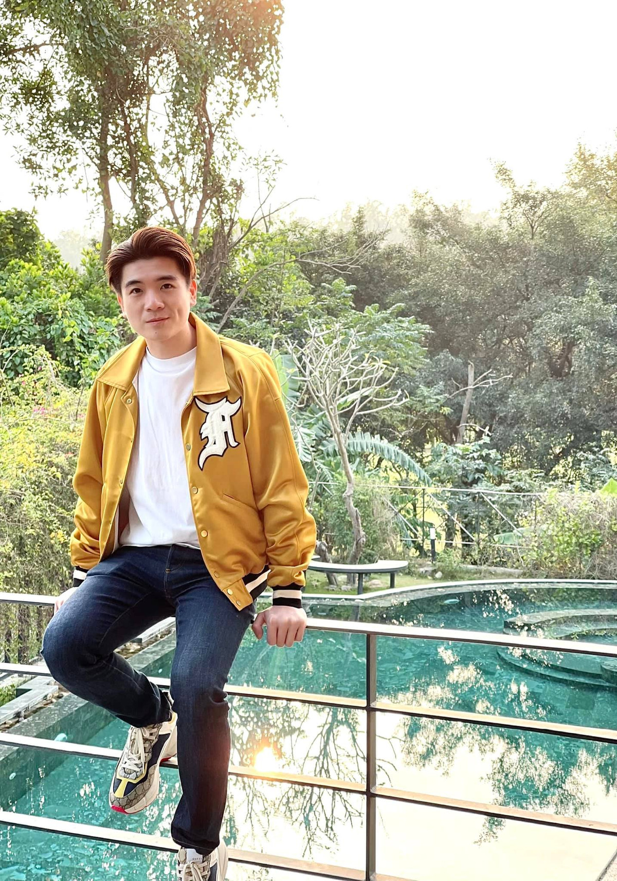 Khi đi làm, Quang Vinh lịch lãm trong bộ vest còn khi đi chơi, anh chàng lại khoẻ khoắn trong phong cách stress style.