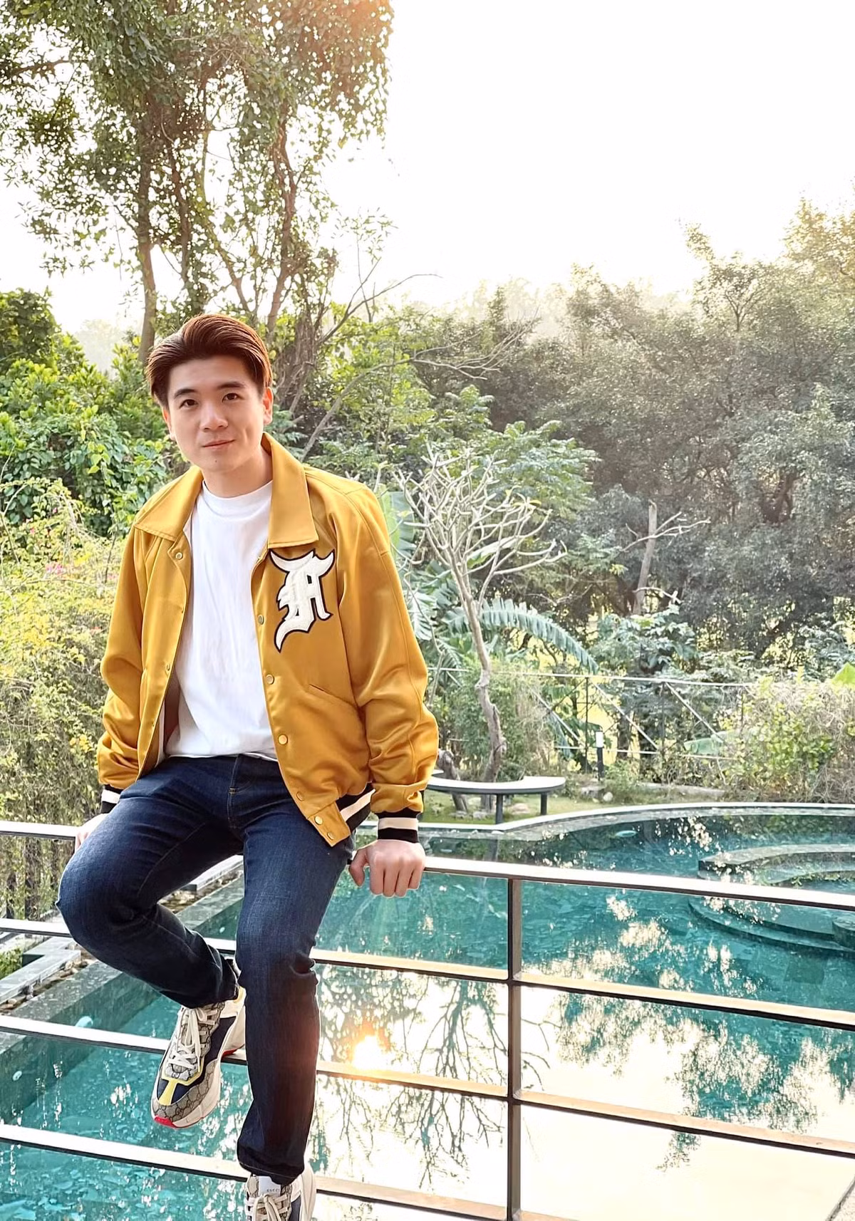 Khi đi làm, Quang Vinh lịch lãm trong bộ vest còn khi đi chơi, anh chàng lại khoẻ khoắn trong phong cách stress style.