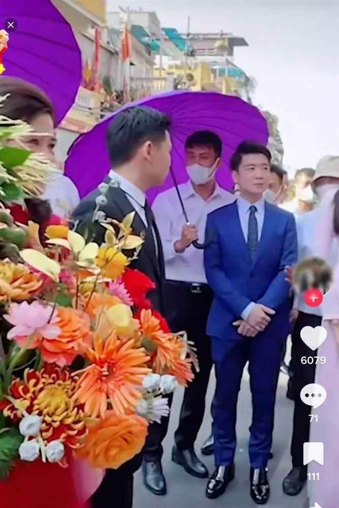 Trong ngày trọng đại của em trai, con trai cả bầu Hiển mặc vest xanh lịch lãm, luôn sát cánh bên Vinh Quang để hỗ trợ em những lúc cần thiết.