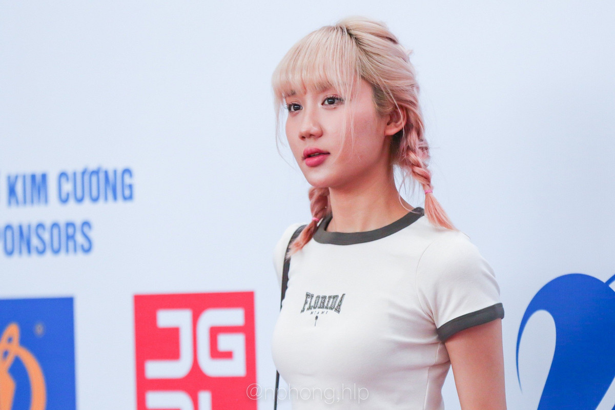 Tuy nhiên, nữ streamer xinh đẹp vẫn hy vọng các cô gái của chúng ta có thể bình tĩnh và thi đấu hết sức mình.