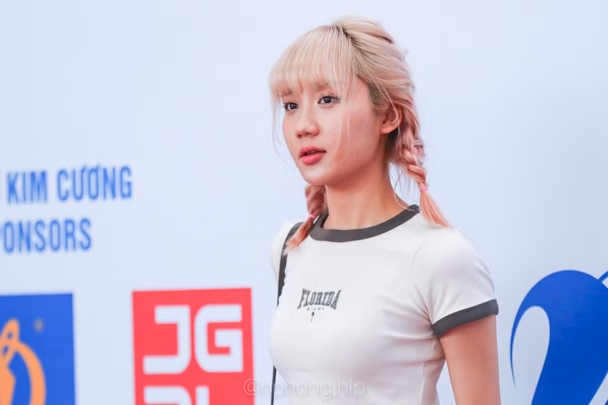 Tuy nhiên, nữ streamer xinh đẹp vẫn hy vọng các cô gái của chúng ta có thể bình tĩnh và thi đấu hết sức mình.