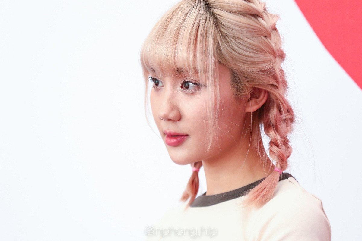 Nhưng thời gian gần đây, hot girl Mina Young đột nhiên thay đổi phong cách và liên tục chia sẻ những bộ ảnh ngày một trẻ trung, năng động và gợi cảm hơn trước.