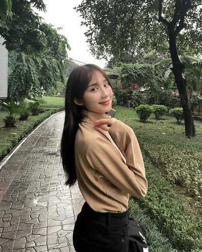 Chỉ sau 2 giờ đăng tải, loạt ảnh của Mina Young nhận về gần 50 nghìn lượt tương tác từ like, thả tim cho đến bình luận và chia sẻ.