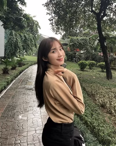 Chỉ sau 2 giờ đăng tải, loạt ảnh của Mina Young nhận về gần 50 nghìn lượt tương tác từ like, thả tim cho đến bình luận và chia sẻ.