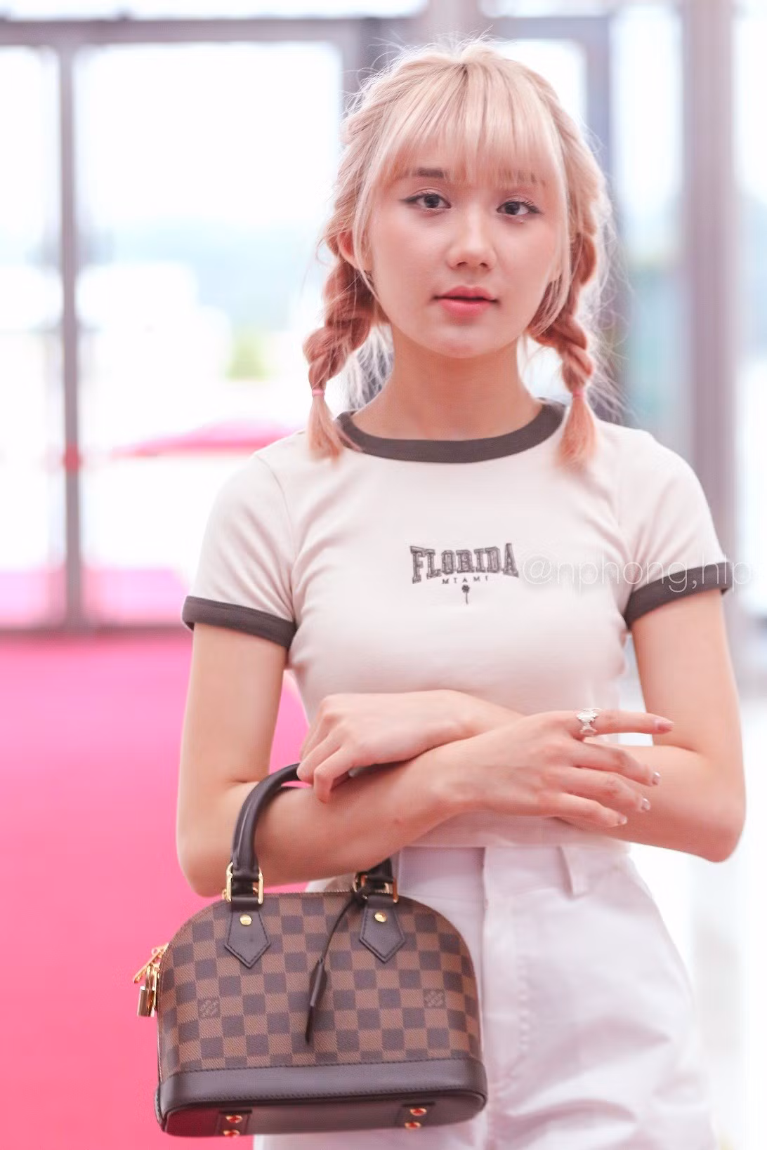 Nữ streamer với biệt danh "cô giáo" nhà SBTC xuất hiện với phong thái rạng rỡ cùng phong cách năng động thu hút sự chú ý của khán giả.