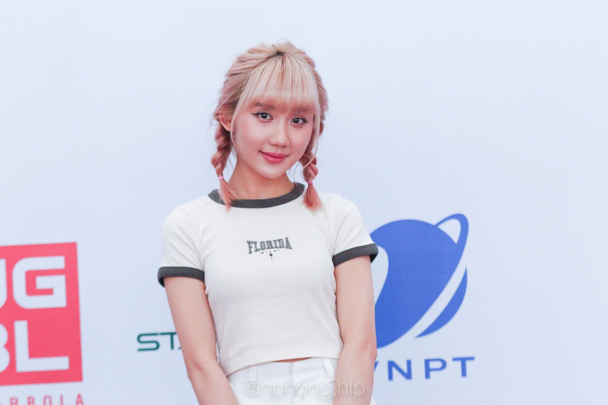 Mina Young quen thuộc trong mắt fans bằng hình ảnh dễ thương, nhí nhảnh cùng những bản cover ngọt ngào, sâu lắng.