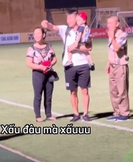 Theo đó, Quỳnh Anh cùng con trai và gia đình đến sân cổ vũ Hà Nội FC. Cả gia đình nam cầu thủ đều mặc trang phục đời thường rất giản dị. Duy Mạnh muốn chụp ảnh gia đình, lúc này nam cầu thủ đang bế con trai đứng cạnh bố mẹ còn Quỳnh Anh đứng bên ngoài.