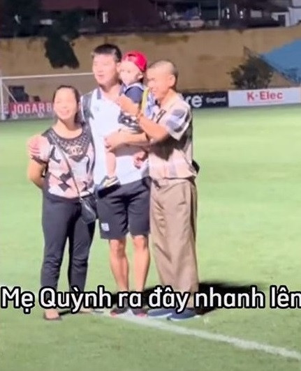 Mới đây, người dùng mạng xã hội lại rần rần chia sẻ hình ảnh ngọt ngào của gia đình nhà Ú trên sân cỏ.