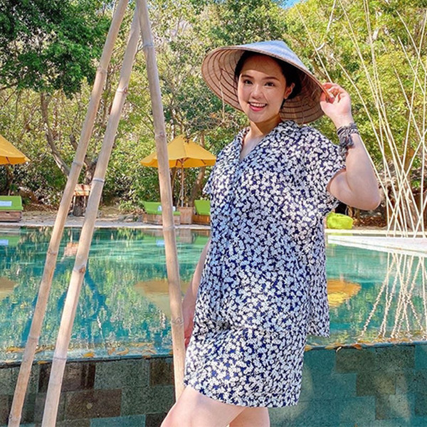 Thấy sự khẩn khoản của chồng, Quỳnh Anh nhẹ nhàng bước ra. Cô nàng mặc một chiếc áo phông trắng kết hợp với quần đũi cùng màu rất giản dị.